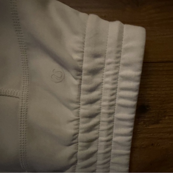 Lululemon Softstream Shorts size 6 in Bone - Picture 4 of 4